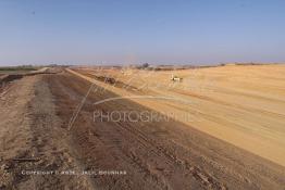 Image du Maroc Professionnelle de  Des engins de génie civil s'activent sur le chantier de l'autoroute A1: Sidi El Yamani - Asilah, Jeudi 25 Juillet 2002. (Photo / Abdeljalil Bounhar) 